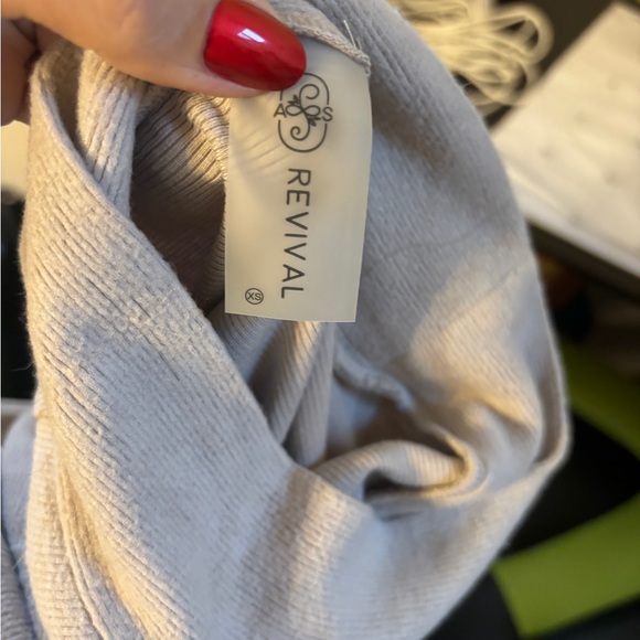 RevivALL brand the softest tunic with a shorter turtle neck and pockets - Picture 2 of 3